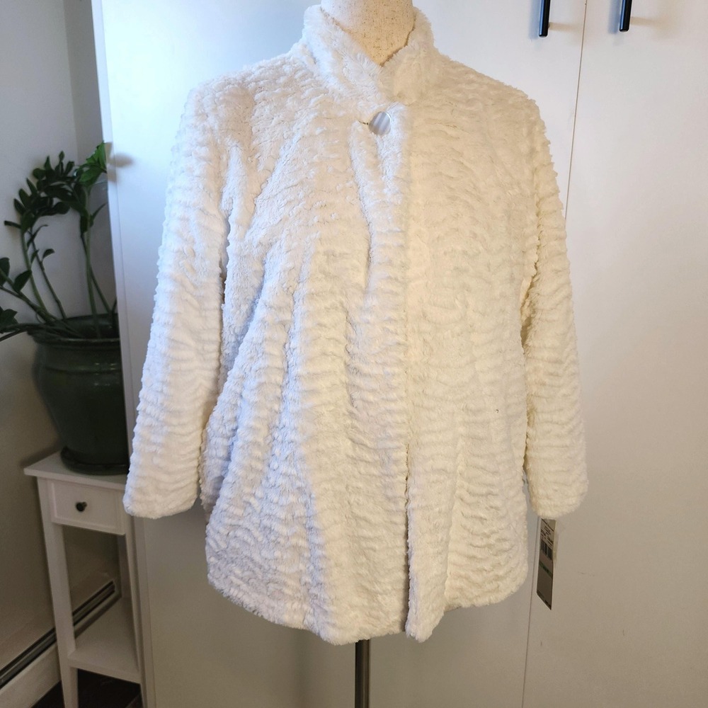8 vintage white faux fur long sleeve one button shawl with pockets
